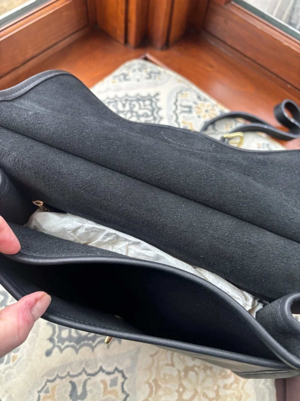 Vintage Coach black leather (style 9927) crossbody/shoulder bag w/ gold hardware - Picture 4 of 4